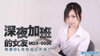 双腿扛肩上后入式抱起狂插，震动棒高速旋转挑逗高潮