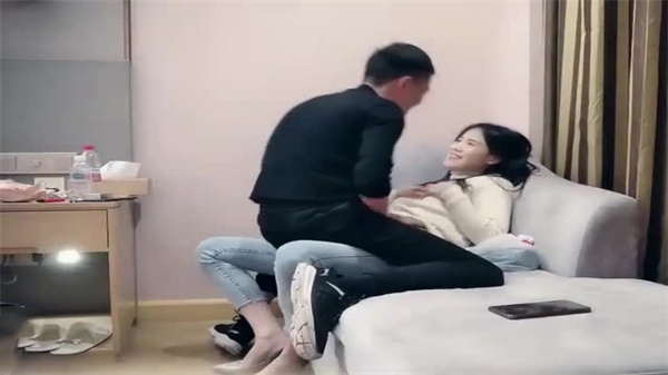 偷拍极品长腿小姐，高价约啪主动求操，一副饥渴骚样
